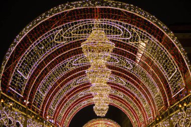 Alacakaranlık'ta Avizeli Işık Tüneli. Uzun ışık yükleme bir kaldırım boyunca gerilmiş