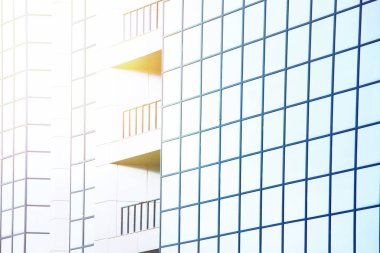 Mavi cam pencerelerin bulunduğu yüksek katlı Ofis Binası