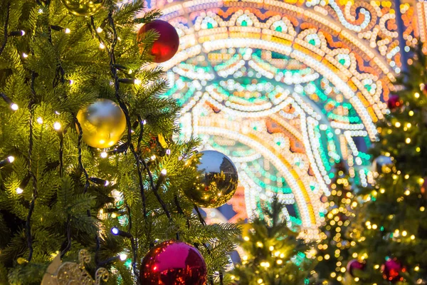 Schöne verschwommene Weihnachtsbeleuchtung an geschmückten Tannenbäumen am Abend — Stockfoto