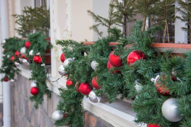 Bir kafe önünde noel dekorasyon topları Closeup ateş