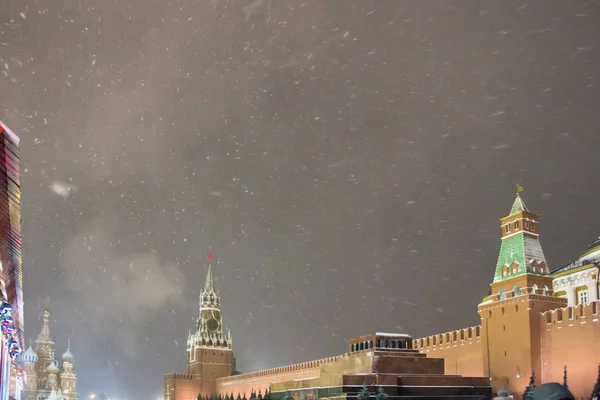 Падение снега на Красной площади в Москве. Новый год и Рождество — стоковое фото