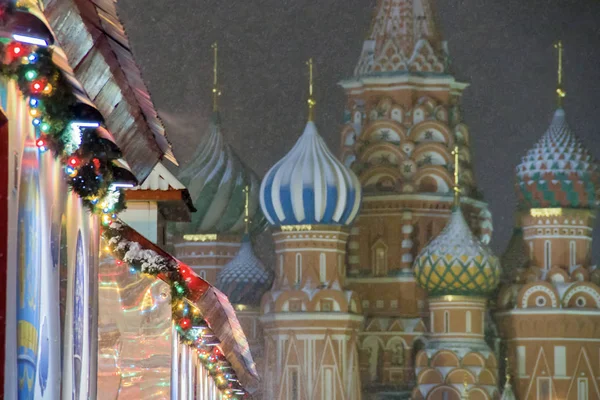 Decoraties voor Nieuwjaar en feestdagen. Veelkleurige slinger tijdens sneeuwval, St. Basil's Cathedral op het Rode plein in Moskou — Stockfoto