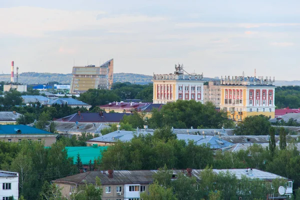 우파, 러시아 - 7 월 29, 2019: 일몰에 작은 소련 도시. 구름 뒤에서 태양이 나온다. — 스톡 사진