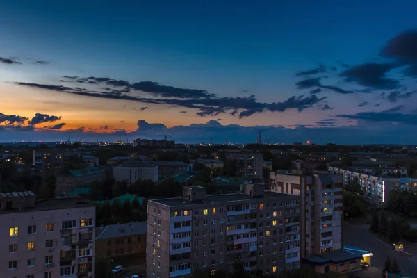 Episke stormskyer ved solnedgang over byens skyline – stockfoto
