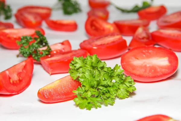 Hintergrund aus vielen frischen roten Tomaten in Scheiben geschnitten — Stockfoto