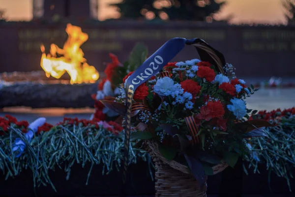 勝利公園の偉大な愛国戦争の英雄の記念碑。永遠の火、記念碑の周りの花 — ストック写真
