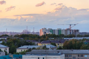 Şehir silüeti üzerinde gün batımında destansı fırtına bulutları