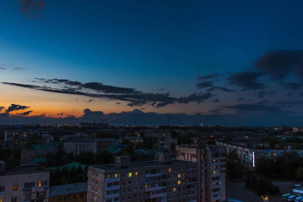 Nubes épicas de tormenta al atardecer sobre el horizonte de la ciudad —  Fotos de Stock