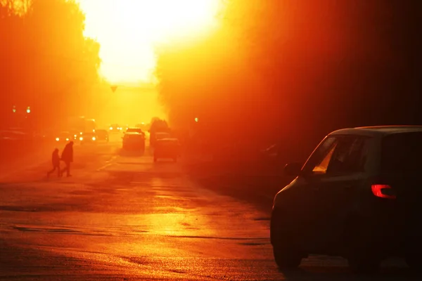 Een prachtige zonsondergang in een stad, perspectief op de weg. De machine draait — Stockfoto