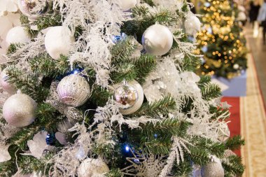 Noel ağacı arka plan ve Noel süsleri