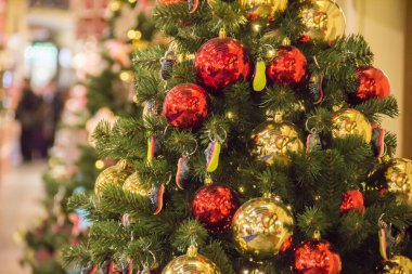 Moskova, Rusya - 06 Aralık 2017:Noel ağacı arka planı ve Noel süslemeleri. Yeşil köknar renkli topları ve oyuncaklar