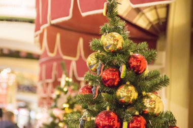 Moskova, Rusya - 06 Aralık 2017:Noel ağacı arka planı ve Noel süslemeleri. Yeşil köknar renkli topları ve oyuncaklar