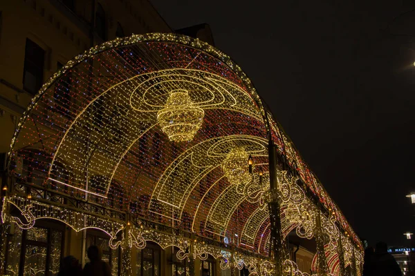 Tunnel lumineux avec lustres au crépuscule. La longue installation lumineuse étirée le long d'un trottoir — Photo