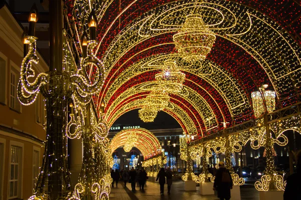 Tunnel lumineux avec lustres au crépuscule. La longue installation lumineuse étirée le long d'un trottoir — Photo