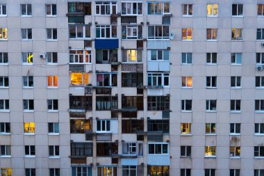 Işıklı pencereler ve balkon bir eski gece Konut Binası