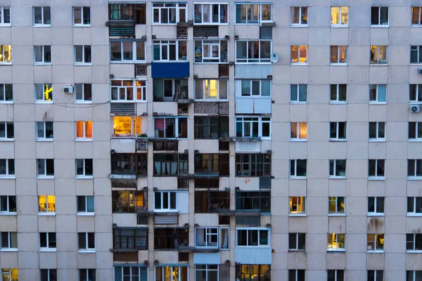 Işıklı pencereler ve balkon bir eski gece Konut Binası