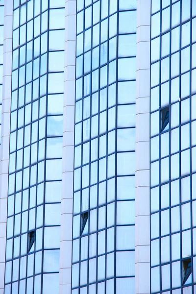 Ein Bürohochhaus. Einige Fenster geöffnet. — Stockfoto