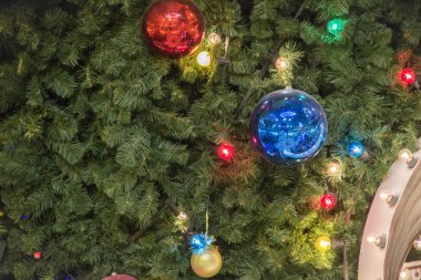 Moskova, Rusya - 06 Aralık 2017:Noel ağacı arka planı ve Noel süslemeleri. Yeşil köknar üzerinde renkli toplar ve çelenk.