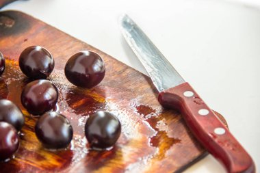 sonbahar hasat - ıslak ahşap erik, bir bıçak ile.