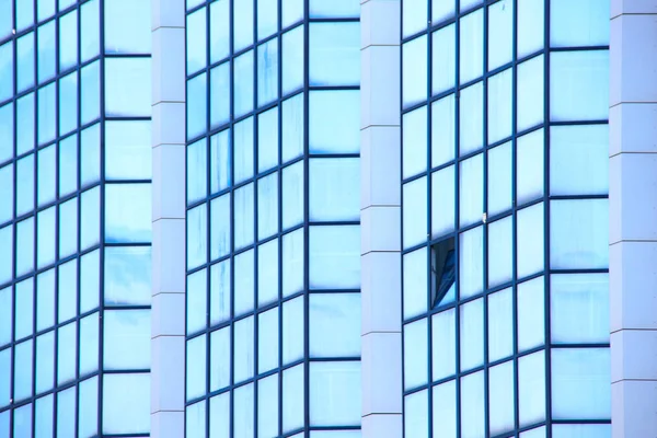 Un grattacielo per uffici. Alcune finestre si sono aperte . — Foto Stock