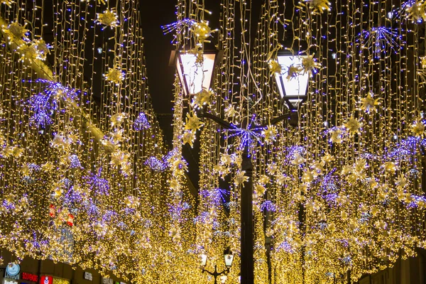 Noël et Nouvel An illumination de vacances en plein air dans la rue de la ville la nuit — Photo