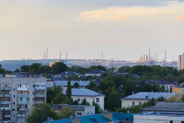Μικρή Σοβιετική πόλη το ηλιοβασίλεμα. Ο ήλιος βγαίνει από πίσω από τα σύννεφα.. — Φωτογραφία Αρχείου