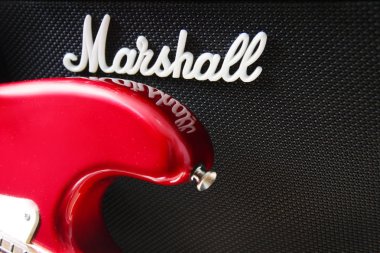 Moskova, Rusya - 11 Mart 2018: Bir müzik dükkanında Marshall gitar amplifikatörünü ve kırmızı elektro gitarı kapatın.