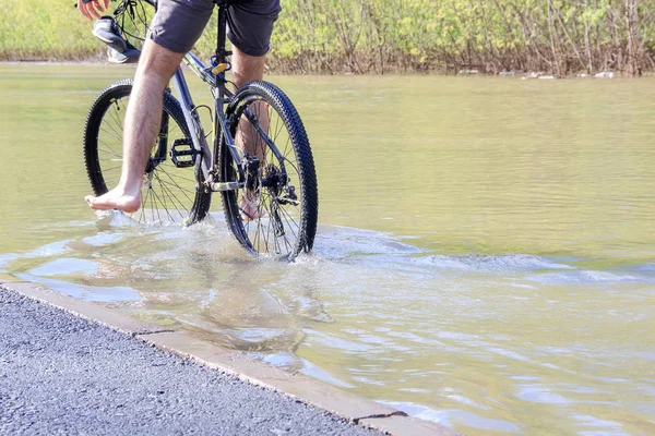 Езда на велосипеде в воде — стоковое фото