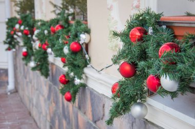 Bir kafe önünde noel dekorasyon topları Closeup ateş