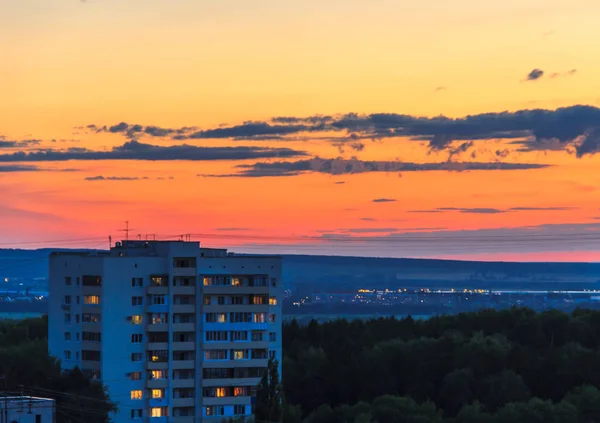 Edificio en las afueras de la ciudad al atardecer. Casa —  Fotos de Stock