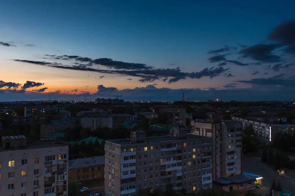 Епічні штормові хмари на заході сонця над міським краєвидом — стокове фото