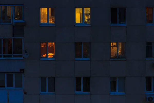 Finestre e balconi illuminati di un vecchio edificio residenziale notturno — Foto Stock