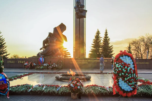 ウファ、ロシア - 2019年5月10日:勝利公園の偉大な愛国戦争の英雄の記念碑. — ストック写真