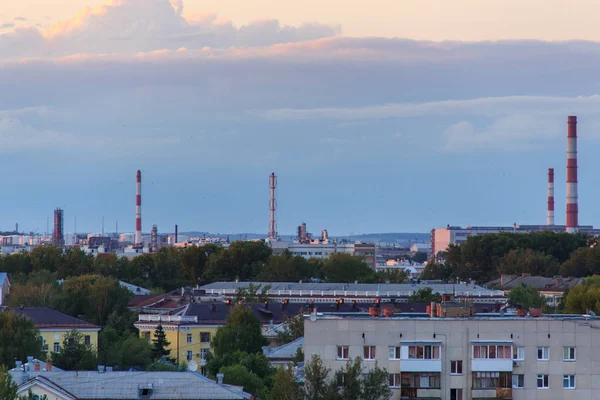 Şehir silüeti üzerinde gün batımında destansı fırtına bulutları