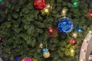 Moskova, Rusya - 06 Aralık 2017:Noel ağacı arka planı ve Noel süslemeleri. Yeşil köknar üzerinde renkli toplar ve çelenk.