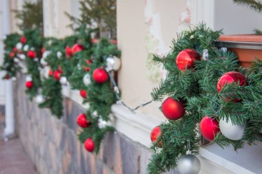 Bir kafe önünde noel dekorasyon topları Closeup ateş