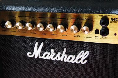Moskova, Rusya - 11 Mart 2018: Bir müzik mağazasında Marshall gitar amplifikatörü kapatın.