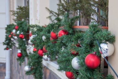 Bir kafe önünde noel dekorasyon topları Closeup ateş