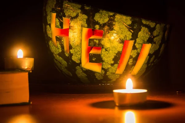 Calabaza tallada y adornada con velas en la oscuridad, un símbolo de Halloween —  Fotos de Stock