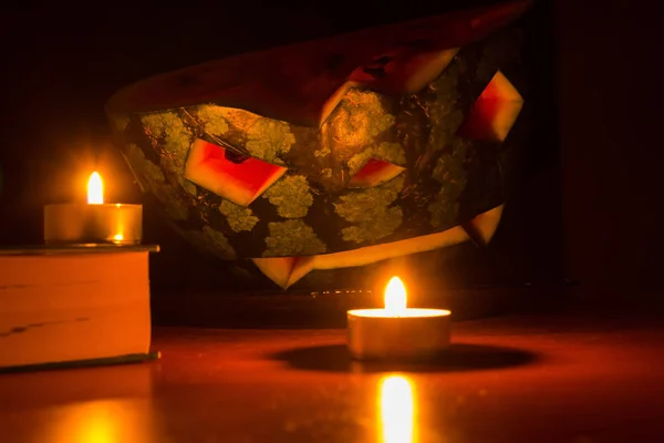 Halloweenský symbol dýně s úsměvem Jack-o-lucerna a hořící svíčky — Stock fotografie