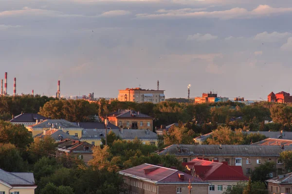 일몰에 작은 소련 도시입니다. 구름 뒤에서 태양이 나온다. — 스톡 사진