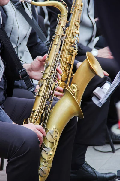 Saxofonistas tocando en una banda de jazz, vestidos con chaleco clásico de hombre y pantalones . — Foto de Stock