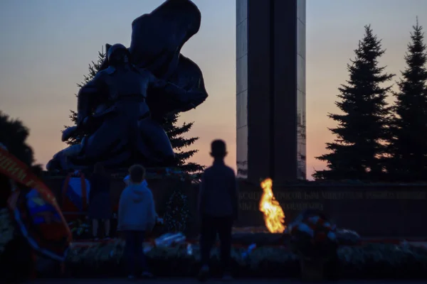ウファ、ロシア - 2019年5月10日:勝利公園の偉大な愛国戦争の英雄の記念碑. — ストック写真