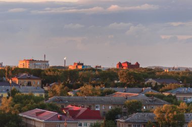 Gün batımında küçük bir Sovyet şehri. Güneş bulutların arkasından doğur..