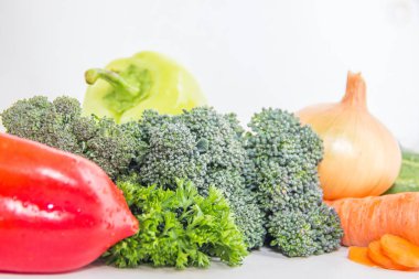 Yeşil brokoli filizi ve beyaz masada taze otlar. vejetaryen kompozisyon