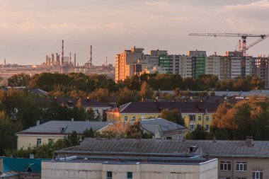 Şehir silüeti üzerinde gün batımında fırtına bulutları