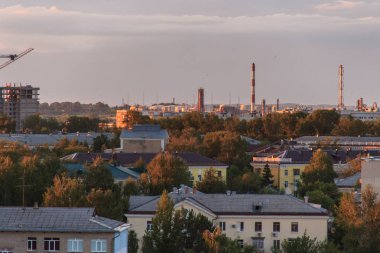 Gün batımında küçük bir Sovyet şehri. Güneş bulutların arkasından doğur..