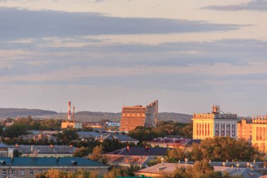 Ufa,Rusya - 29 Temmuz 2019: Gün batımında küçük sovyet şehri. Güneş bulutların arkasından doğur..