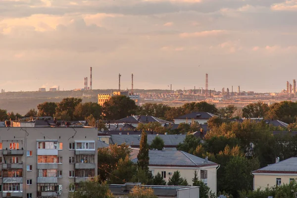 Gün batımında küçük bir Sovyet şehri. Güneş bulutların arkasından doğur..