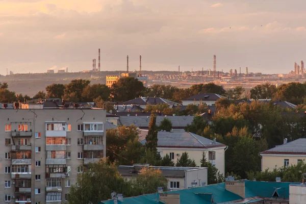 Μικρή Σοβιετική πόλη το ηλιοβασίλεμα. Ο ήλιος βγαίνει από πίσω από τα σύννεφα.. — Φωτογραφία Αρχείου